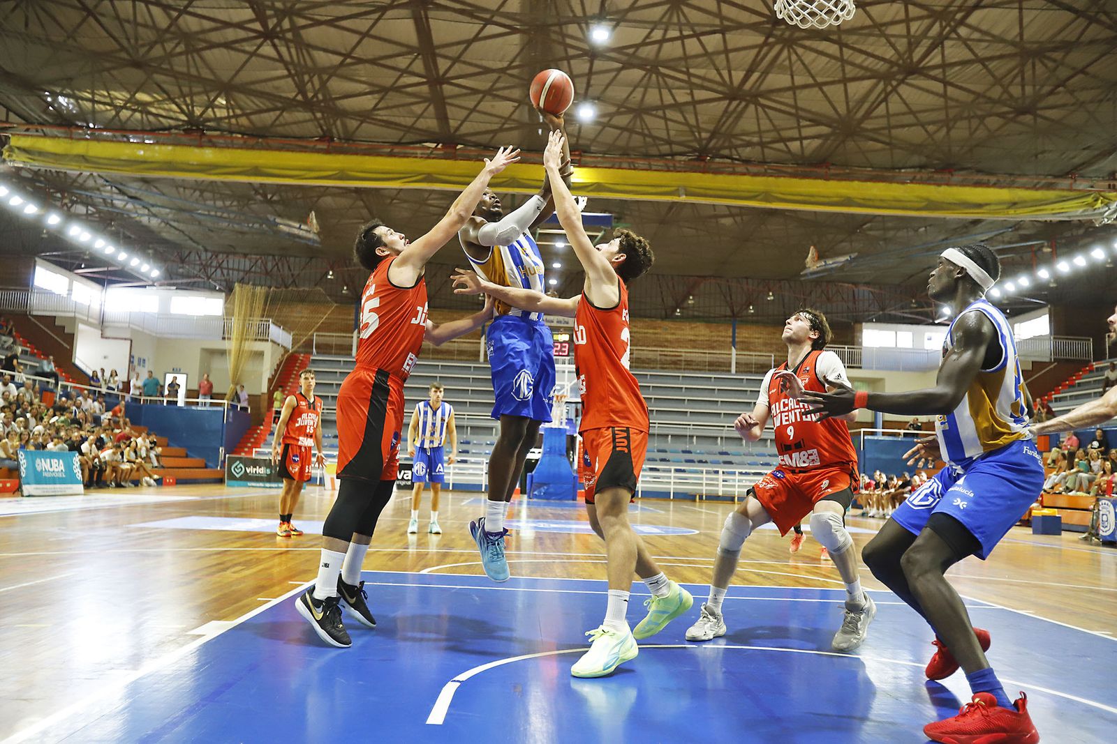 Imágenes del partido de baloncesto entre el Huelva Comercio Viridis y el Juventud Alcalá