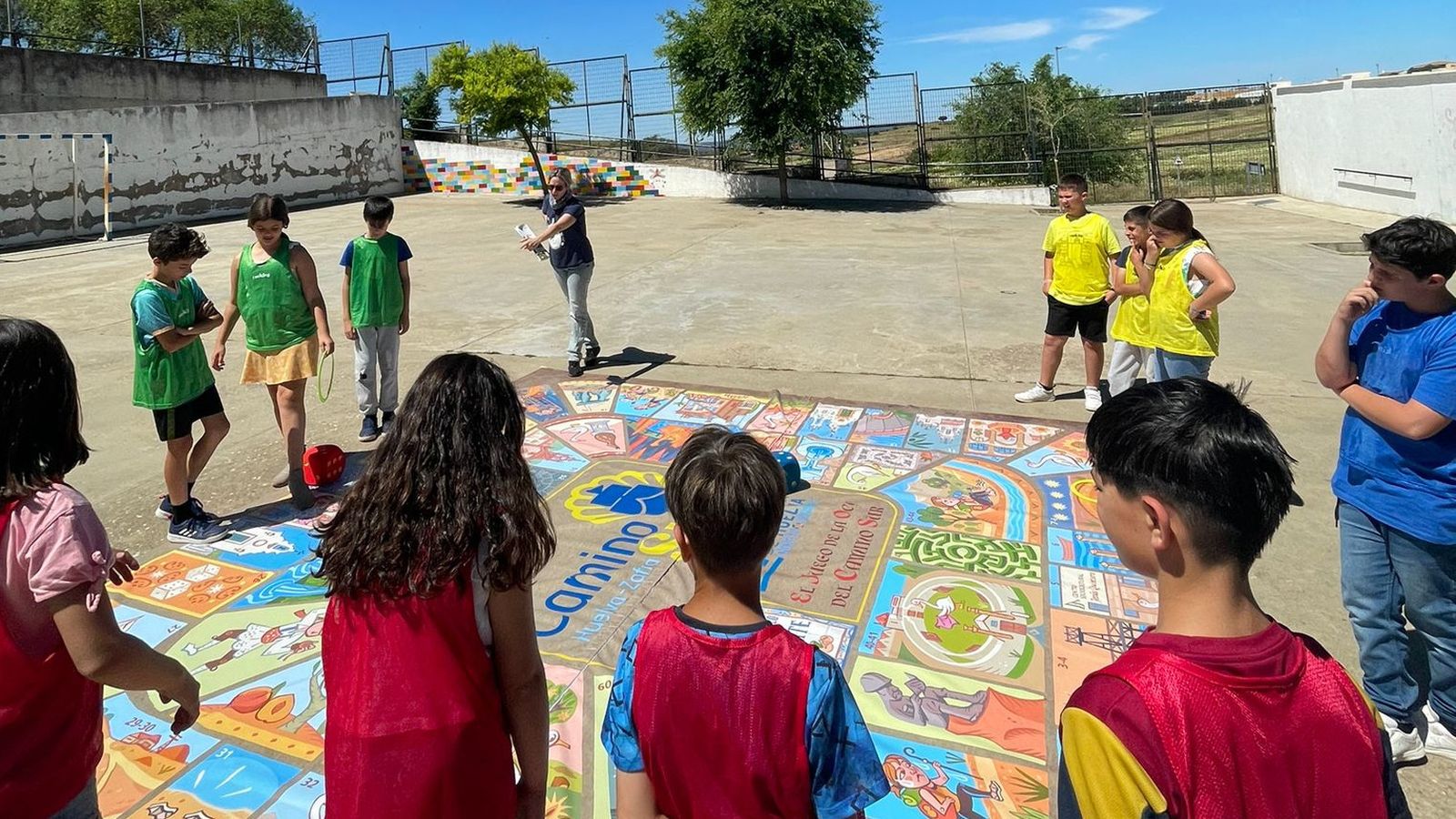Alumnos de centros escolares de la zona jugando a la gran OCA