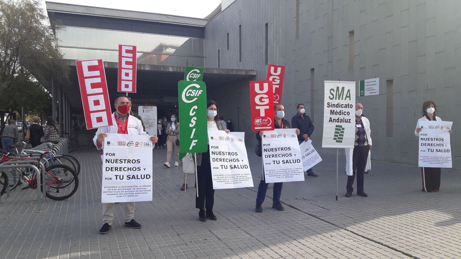 Concentración de los sindicatos en el centro de salud Carlos Castilla del Pino