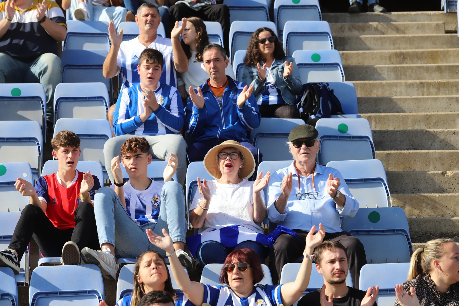 Imágenes del gran ambiente en el Nuevo Colombino para ver el  Recre-Burgos