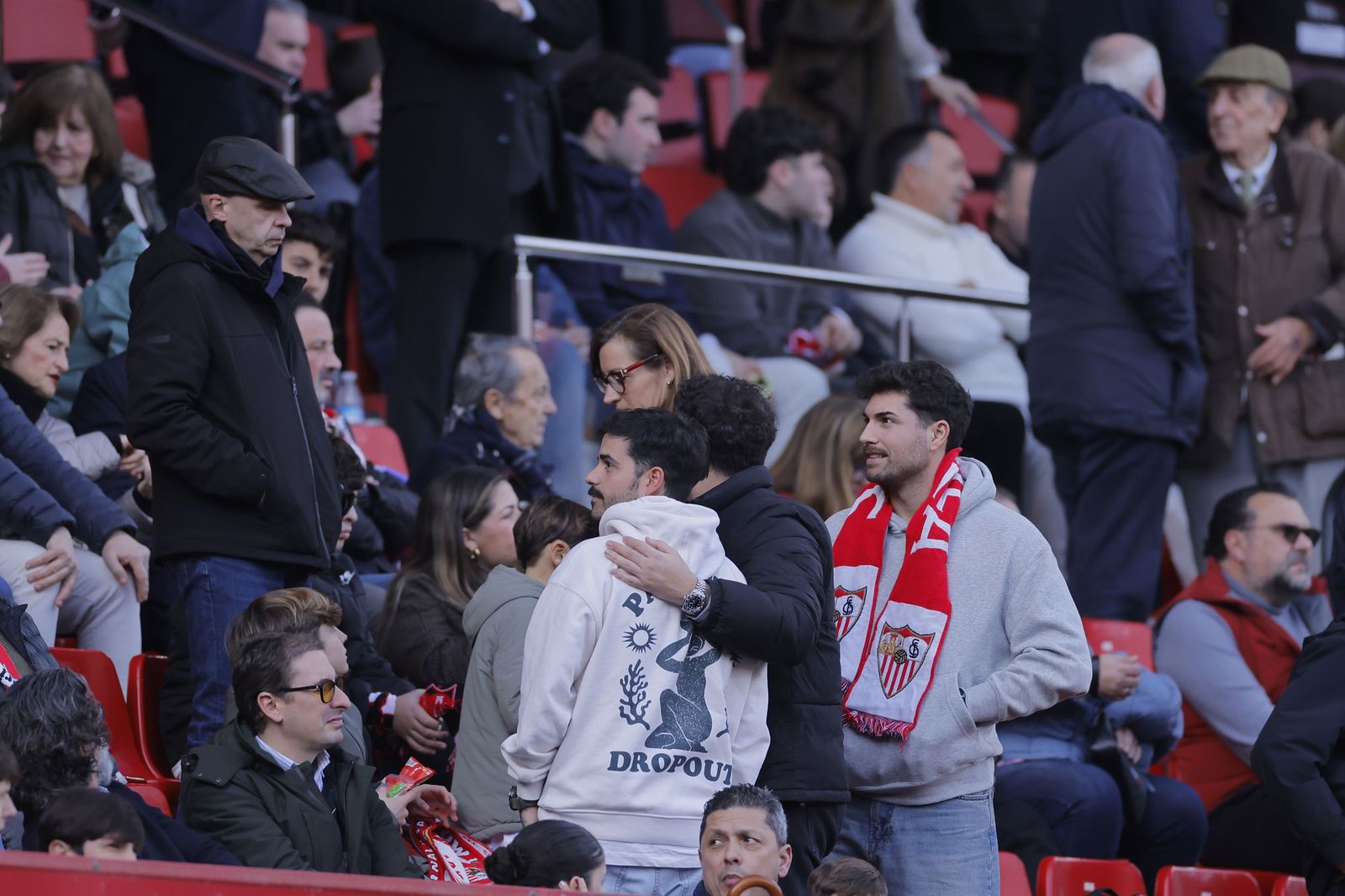 Búscate en las fotos del Sevilla - Girona