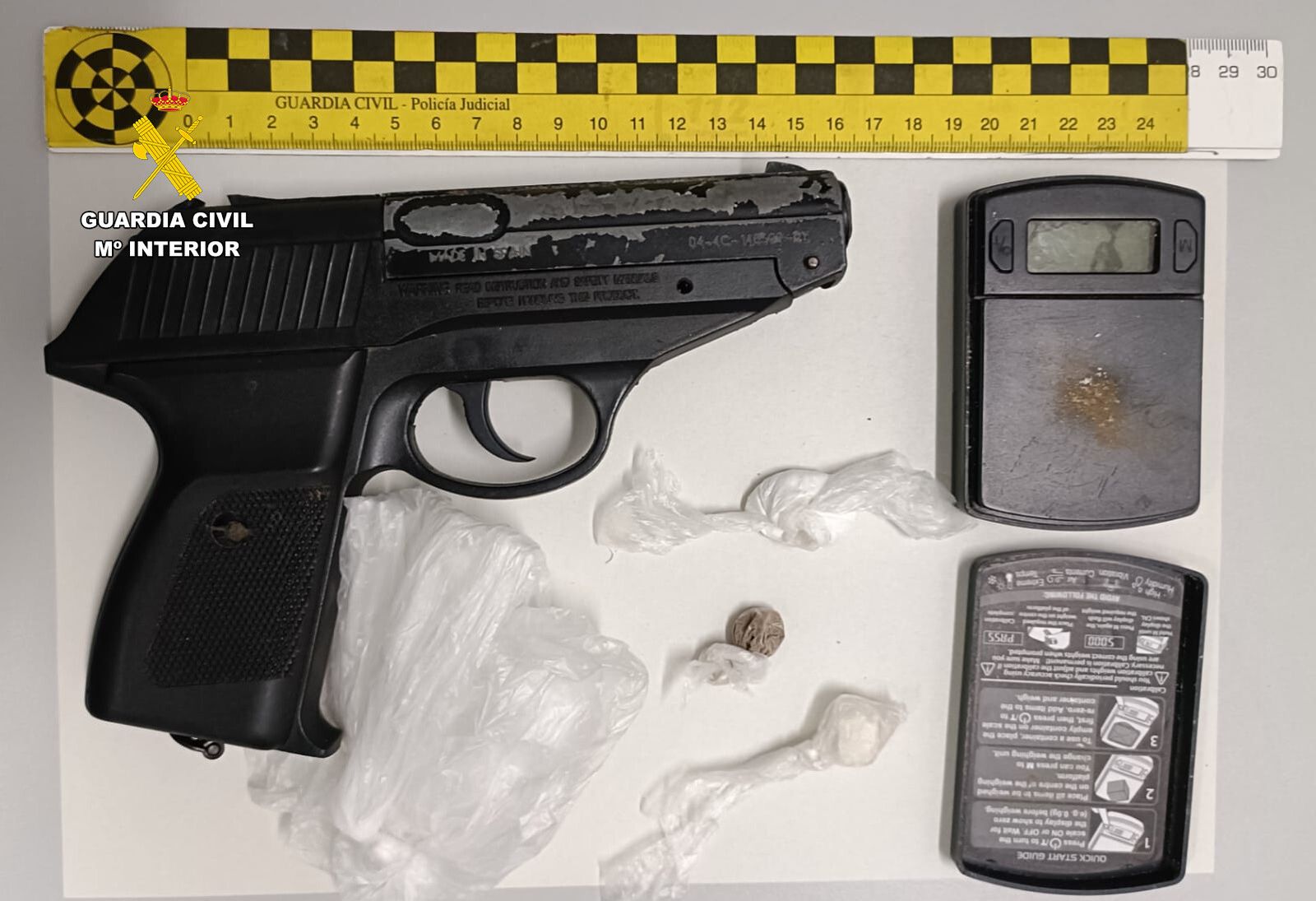 Pistola incautada por los agentes.