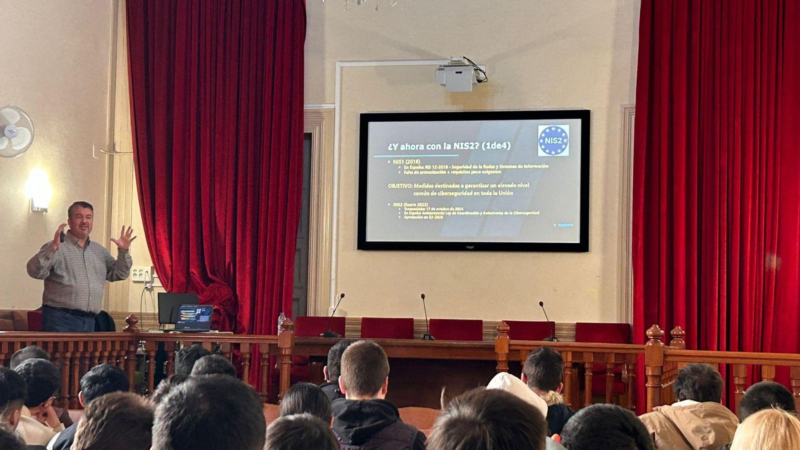 Alumnado del curso de IA y Ciberseguridad del IES Celia Viñas, en Almería.