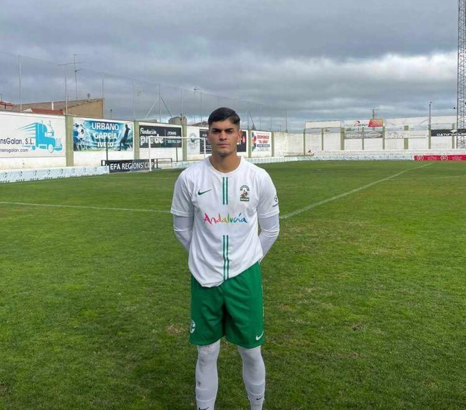 Félix posa vestido con la equipación de la selección andaluza tras un partido de la Copa de las Regiones de la UEFA.