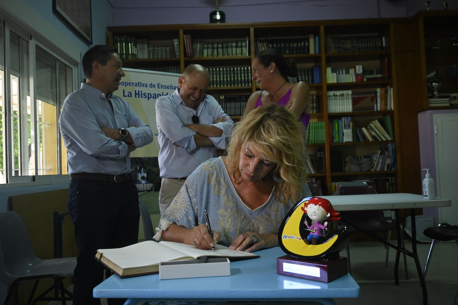 Loles López y Pilar Miranda visitan la escuela de verano del Distrito V, en imágenes