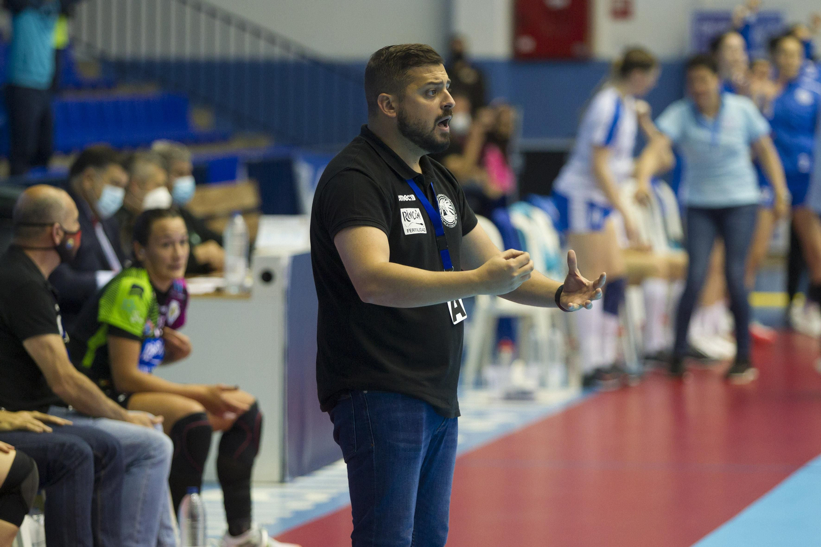 Suso Gallardo da indicaciones en un momento del partido.