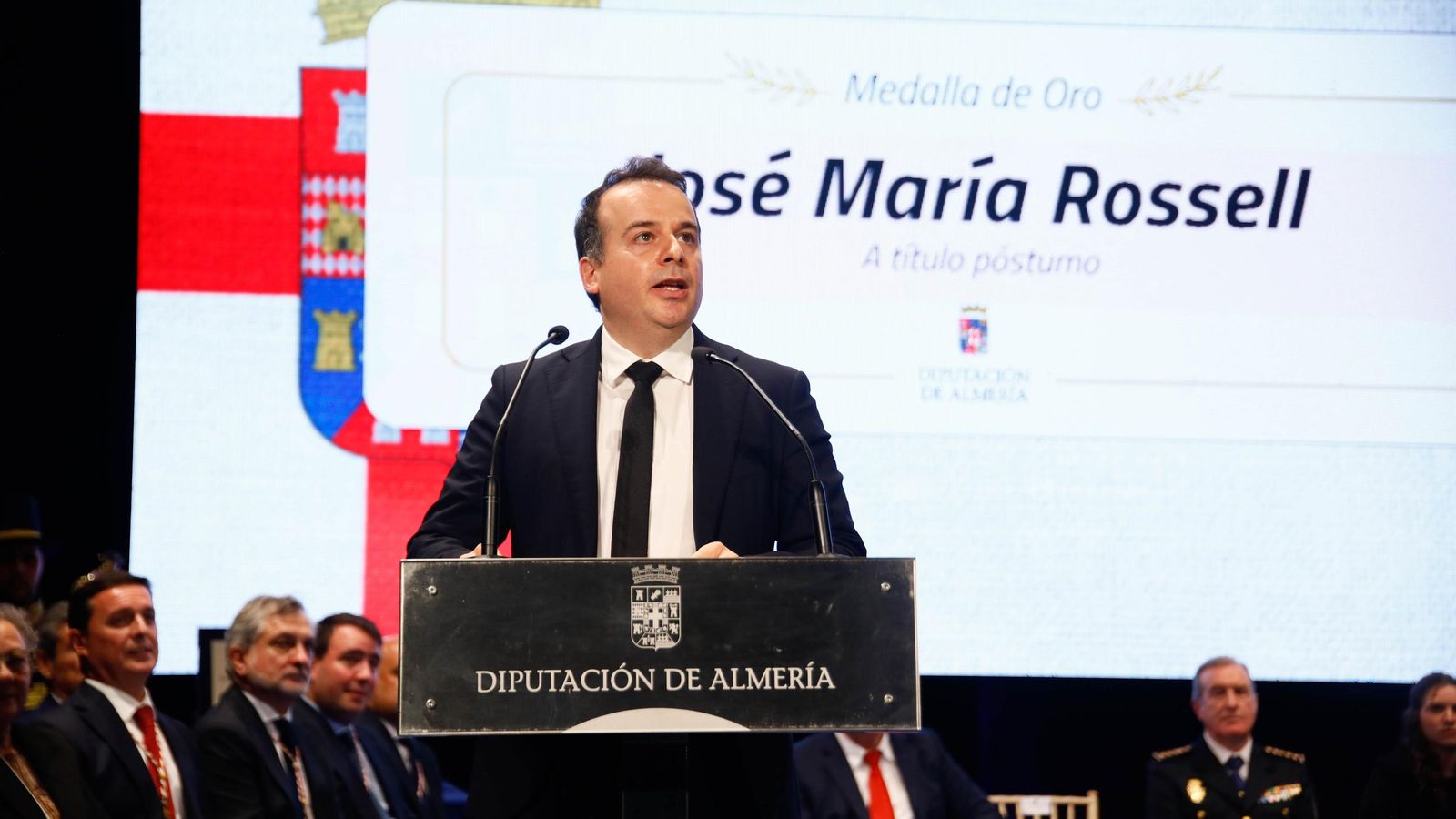 Daniel Rosell recogió la Medalla de Oro a título póstumo concedida a su padre.