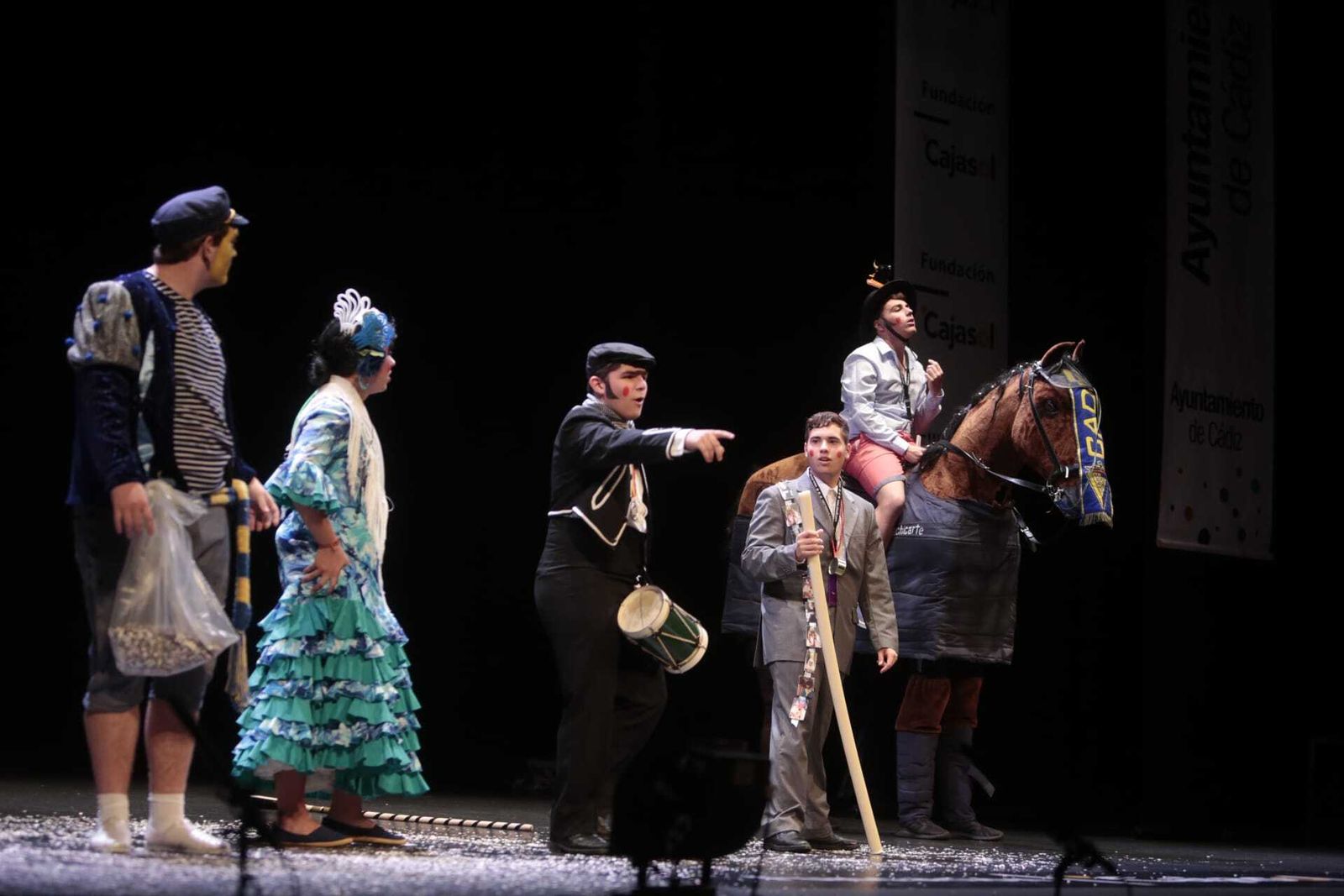 El cuarteto juvenil "hay quien dice que mayo no tiene fiestas" abrió la última sesión de semifinales del COAC.