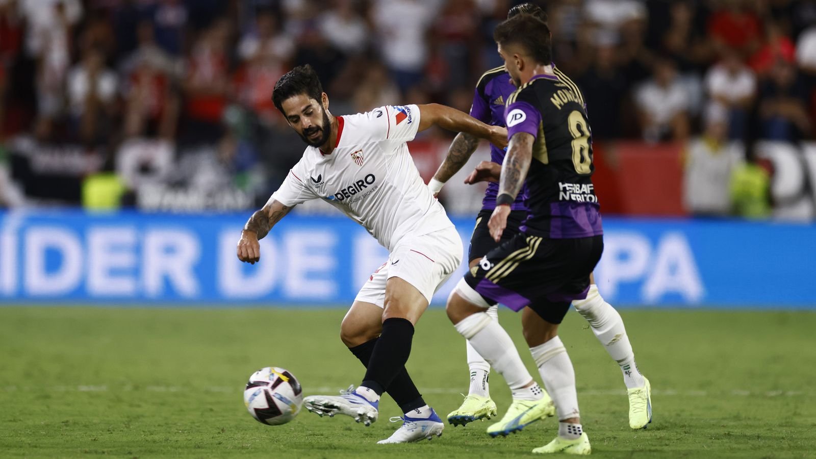Isco, que ofreció una triste imagen en su debut, trata de controlar un balón.