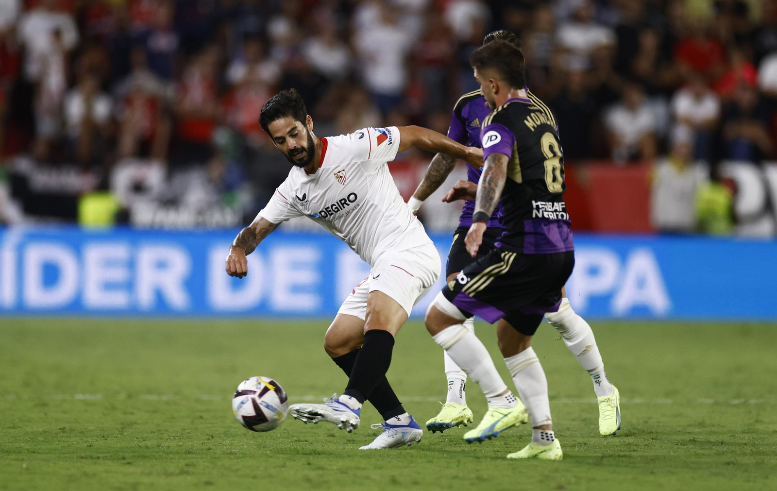 Isco, que ofreció una triste imagen en su debut, trata de controlar un balón.