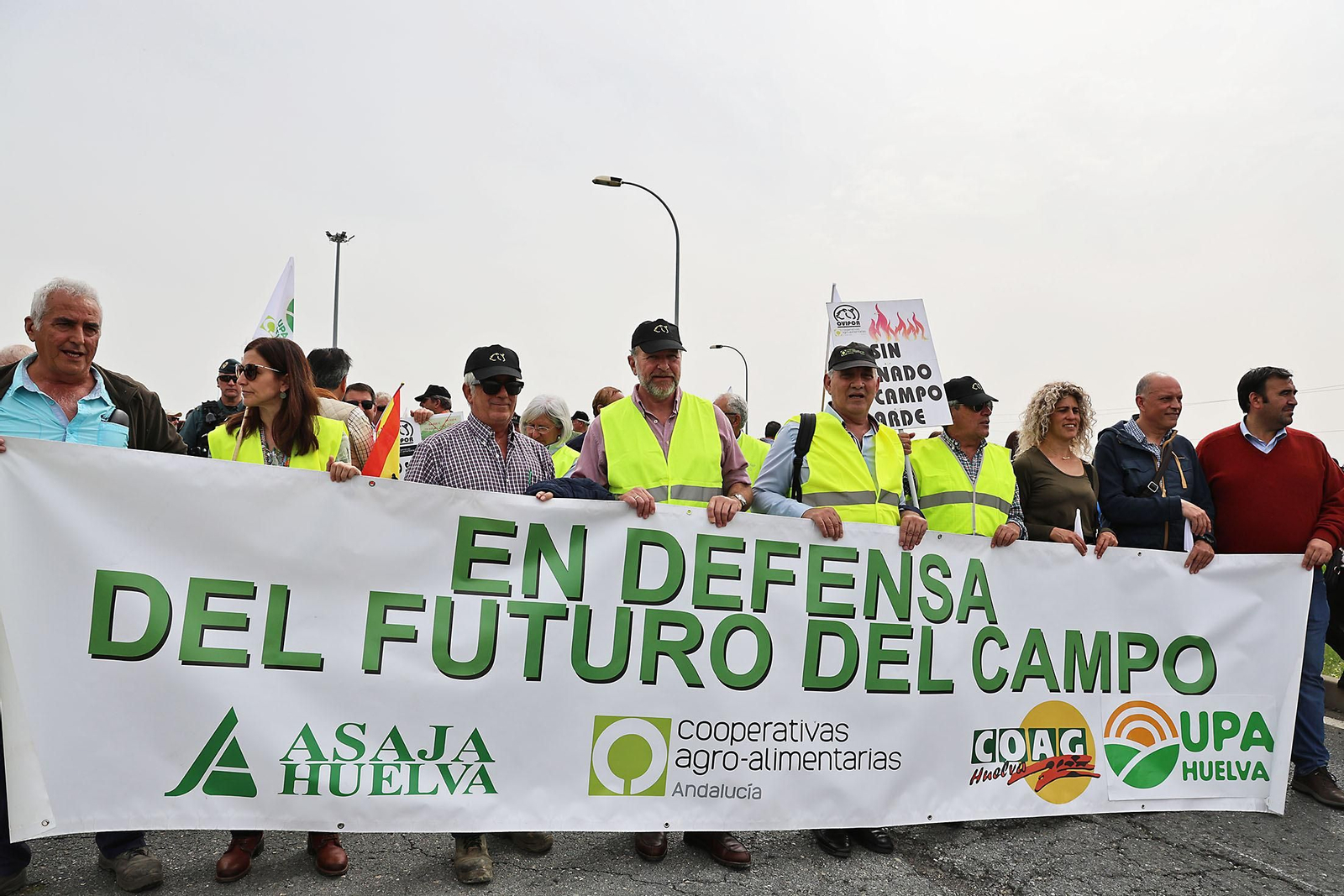 Imágenes de la multitudinaria tractorada de los agricultores en Huelva