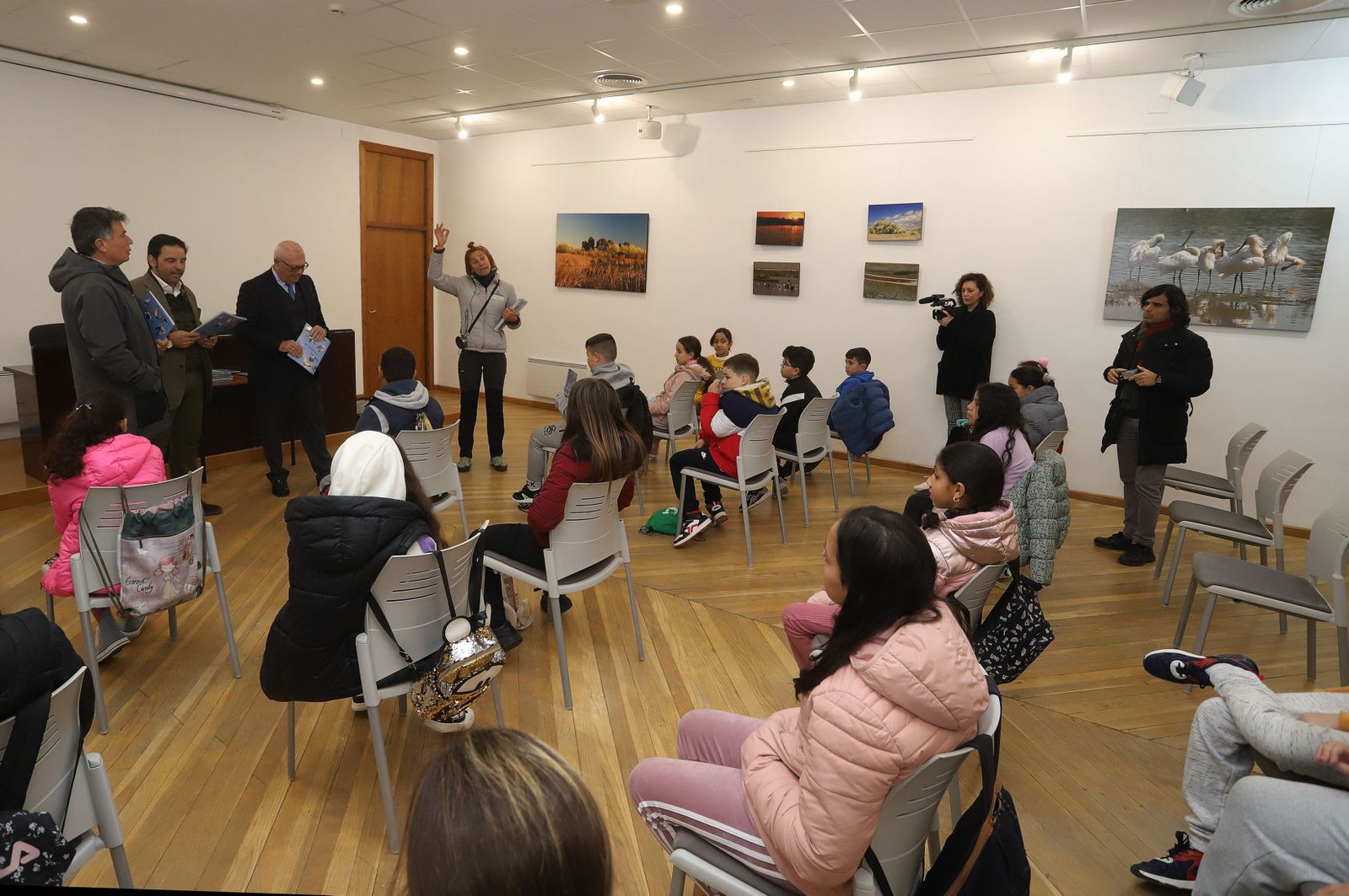 Imágenes de la presentación del primer álbum de fichas adhesivas de la avifauna del Paraje Natural Marismas del Odiel