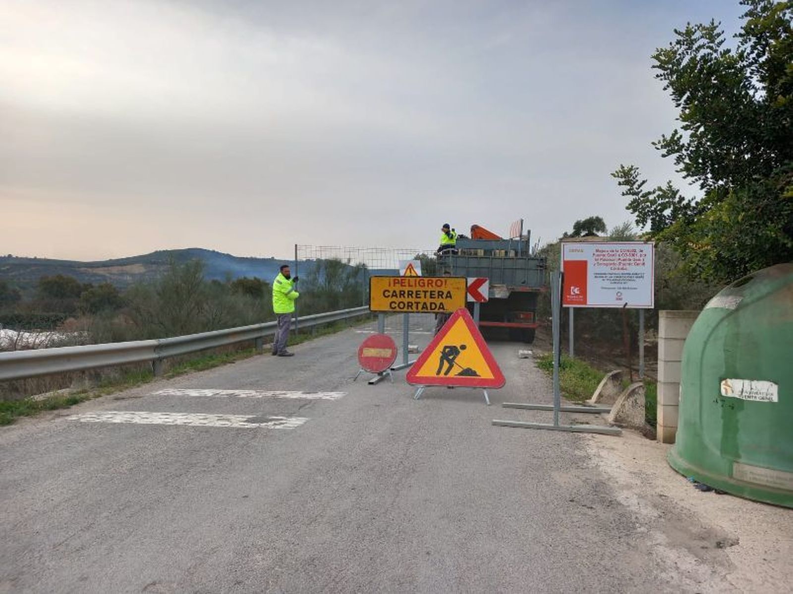Obras en la carretera CO-6302 en Puente Genil.