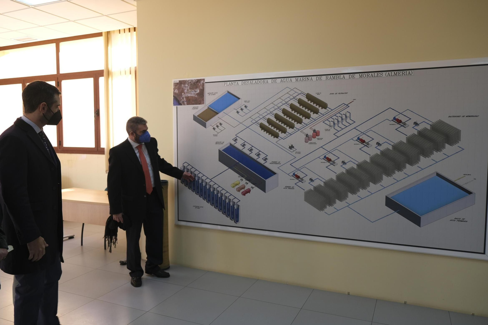 Aqualia muestra, al alcalde de Almería entre otros, el proyecto de desalación en Mar de Alborán.