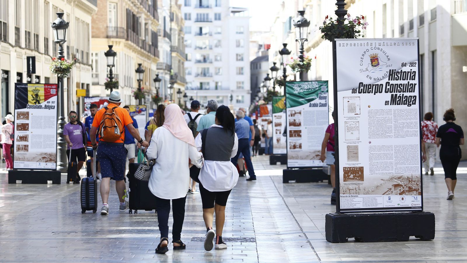 Exposición ‘400 años de historia de los consulados en Málaga’ en la calle Larios.