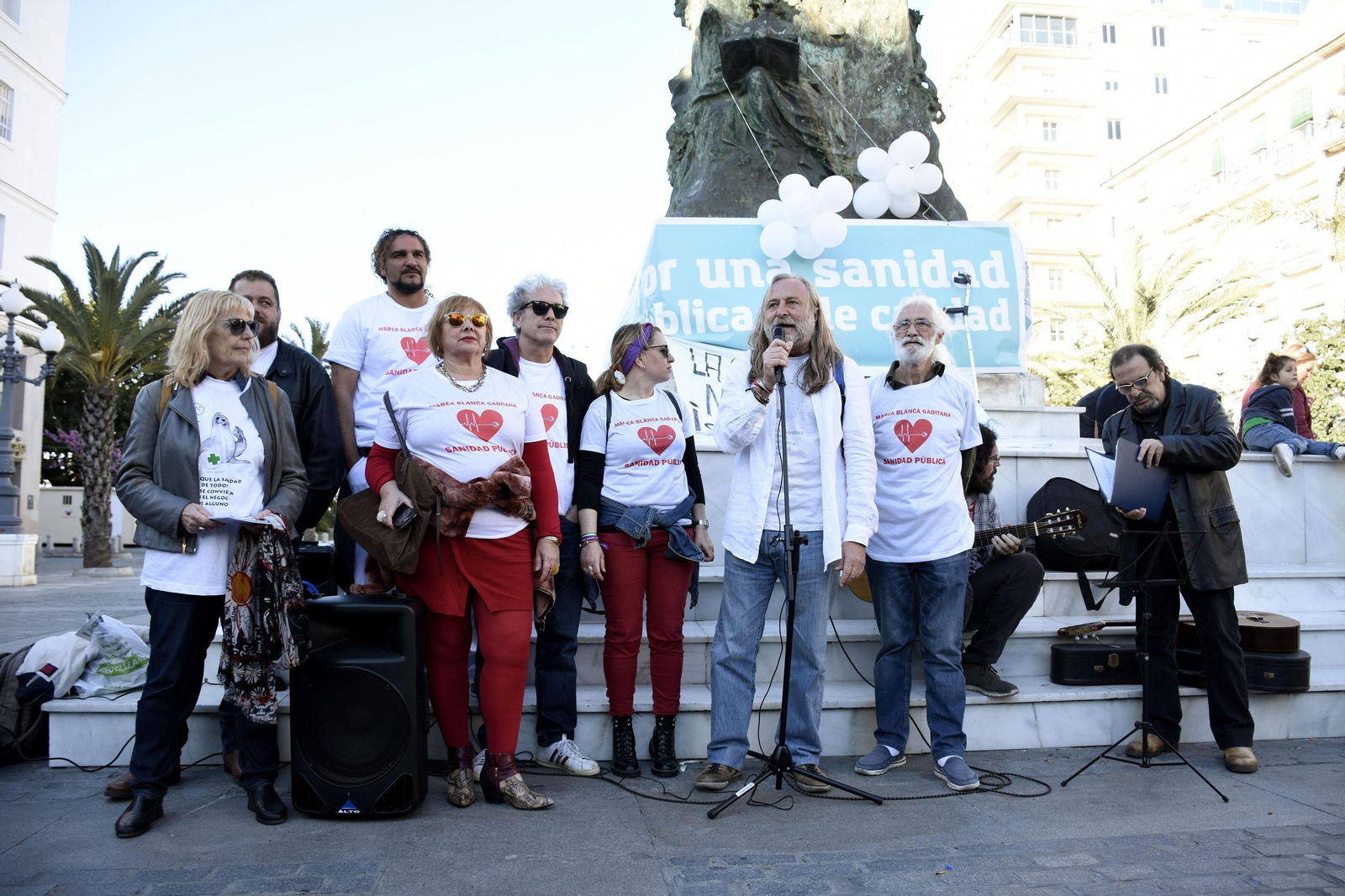 Imagen de archivo de una concentración de la Marea Blanca Gaditana en la plaza de San Juan de Dios.