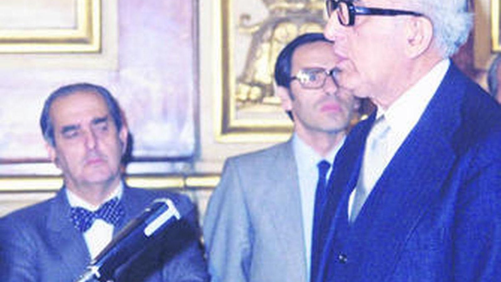 Joaquin Ruiz Giménez tomando posesión de su cargo de Defensor del Pueblo.