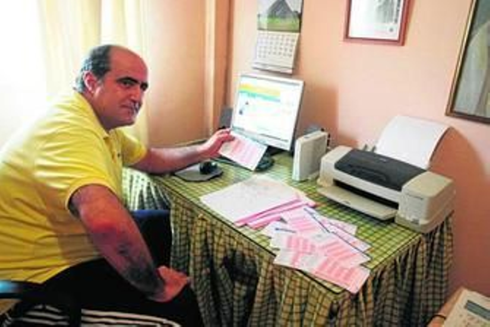 Carlos Ruiz, frente al ordenador y en su casa, donde tiene su centro de operaciones. Carlos Ruiz, frente al ordenador y en su casa, donde tiene su centro de operaciones.