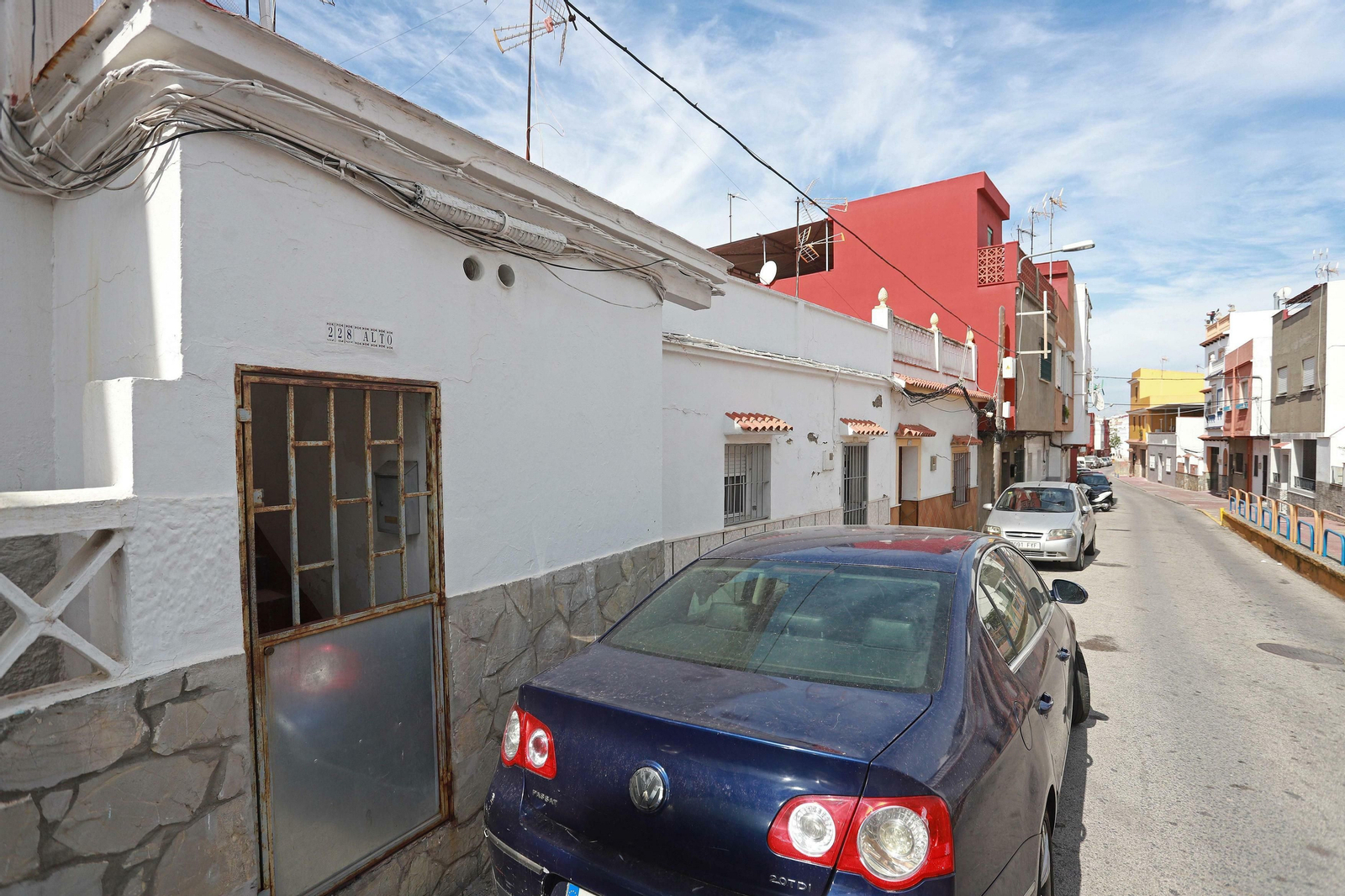 La entrada al número 228 alto de la calle Andalucía, donde fue arrestado el supuesto yihadista el pasado miércoles.