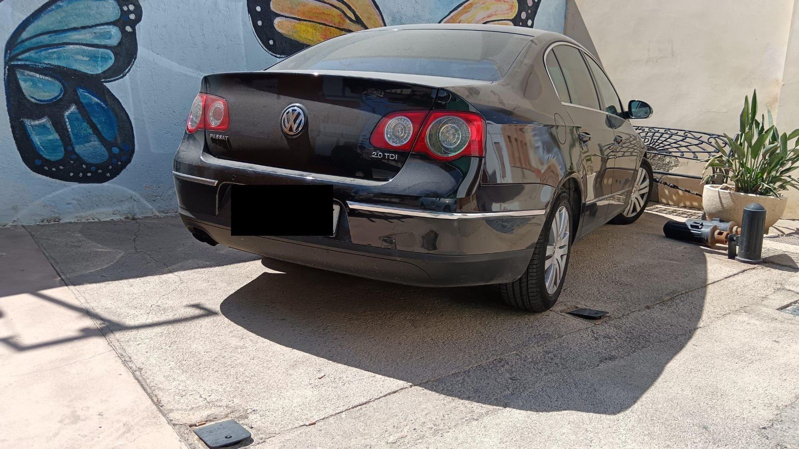 Los pivotes han sido retirados para que pueda estacionar este vehículo, que impide el uso de un banco.