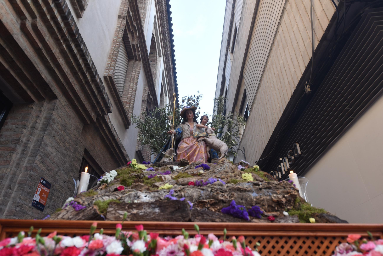 La procesión del colegio Divina Pastora de Córdoba con su Virgen, en imágenes