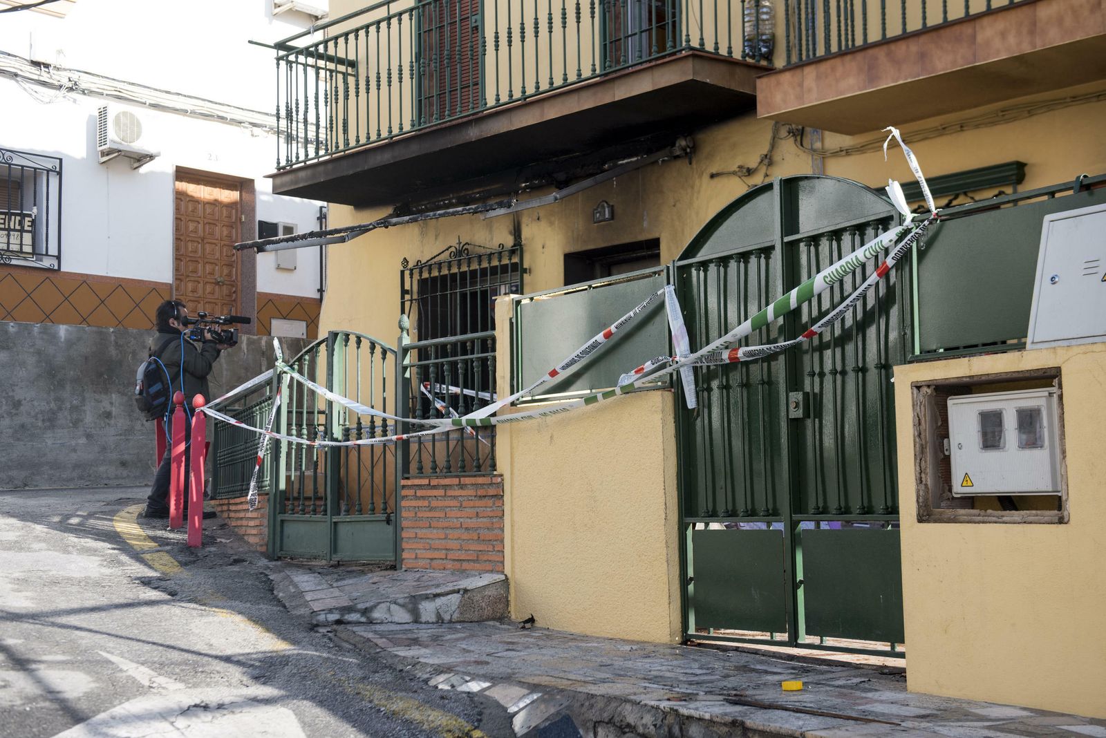 Imágenes de un fin de semana de tiros, muerte e incendios en Pinos Puente (Granada)