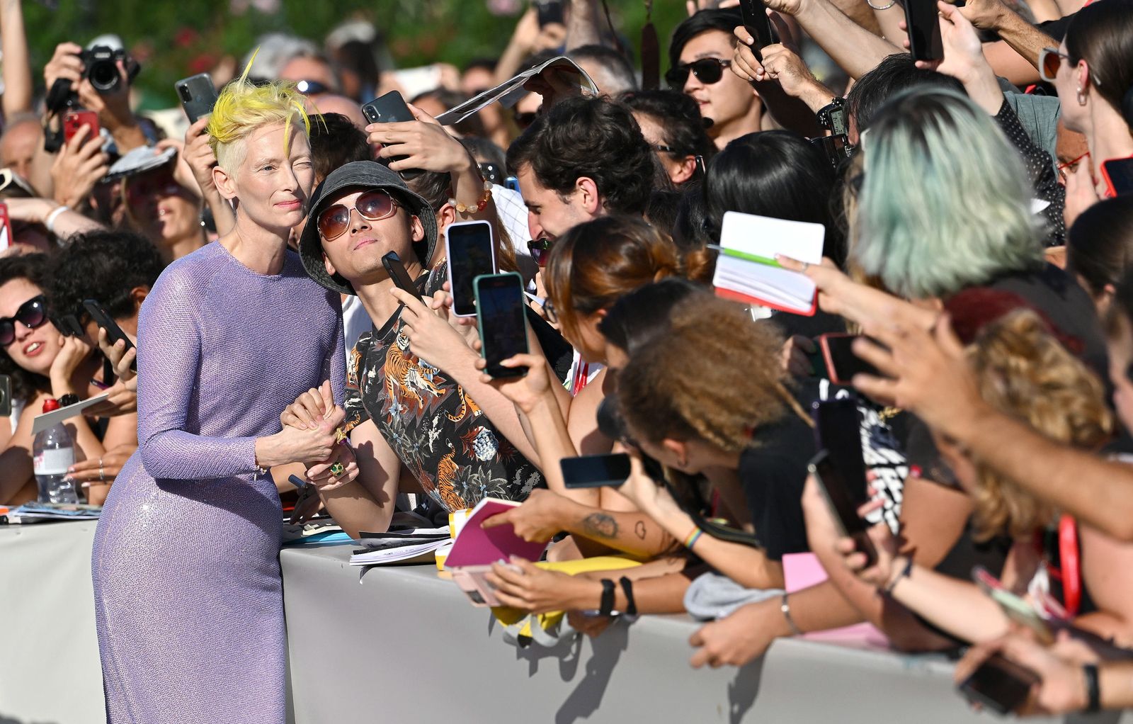 Tilda Swinton saluda a sus fans.
