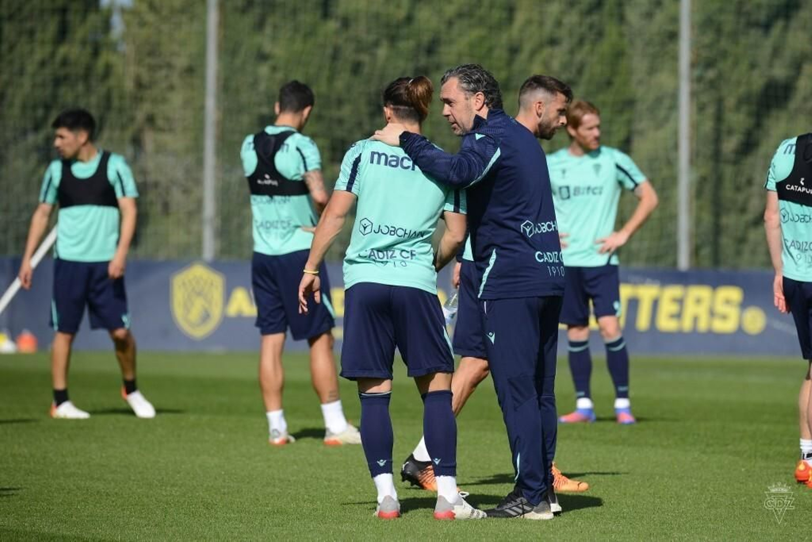 Gesto cariñoso de Sergio González mientras se dirige a Pacha Espino.