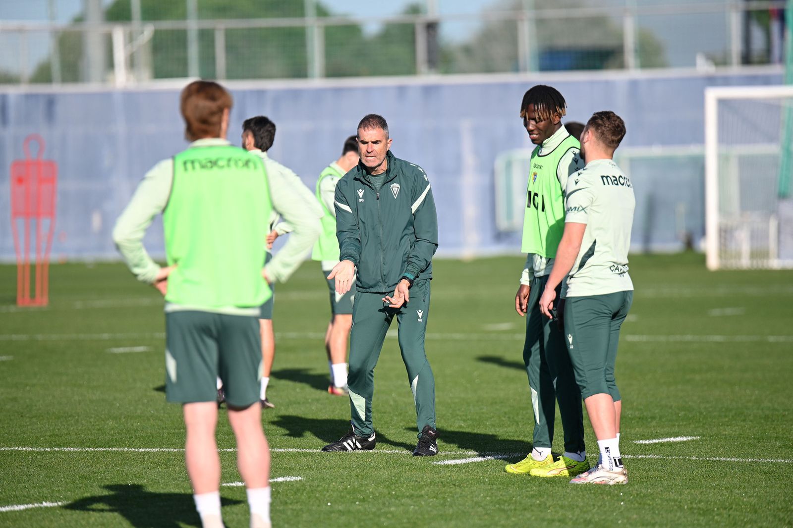 Garitano da instrucciones en un entrenamiento.