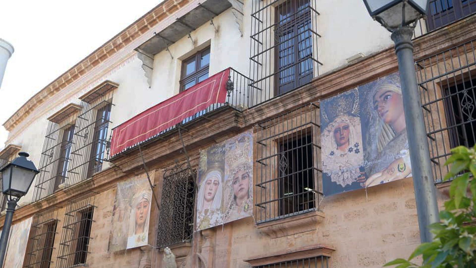 Ayamonte traslada parte del esplendor de su Semana Santa a las fachadas de sus edificios más singulares, como la Casa Grande