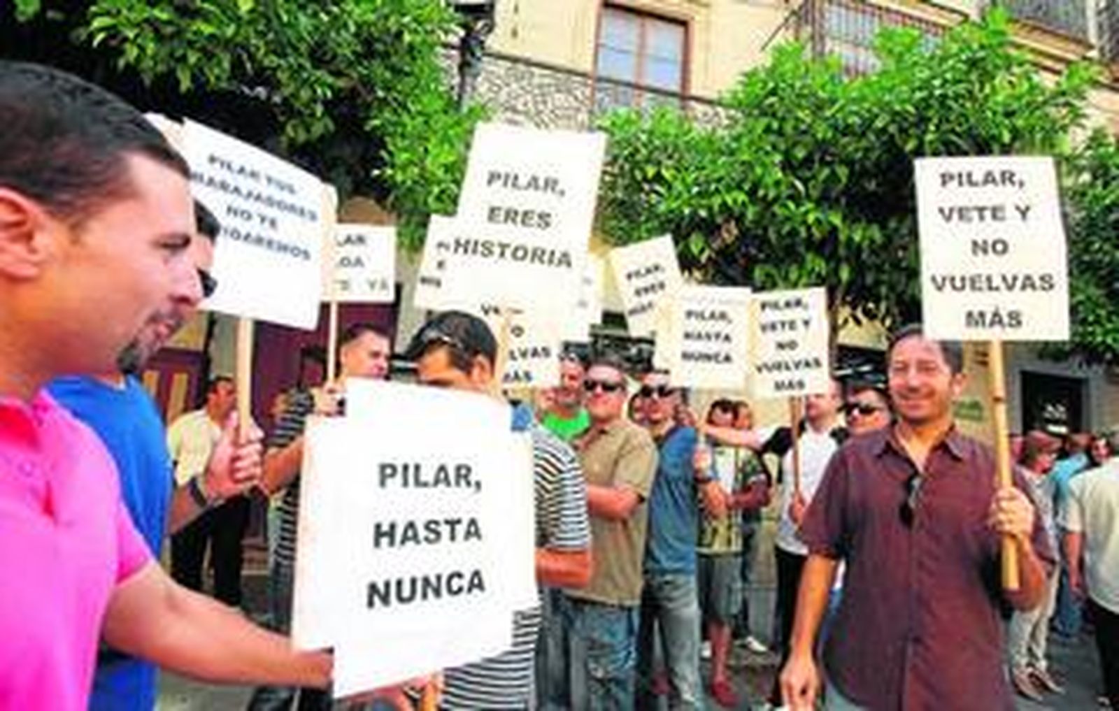Trabajadores municipales, ayer con pancartas alusivas a la alcaldesa saliente, alguna a modo de epitafio.
