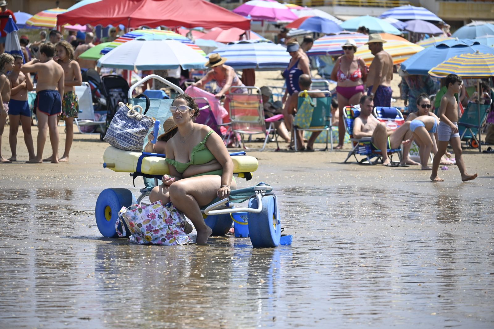 Ambiente en la playas de Huelva este sábado 22 de julio, en imágenes