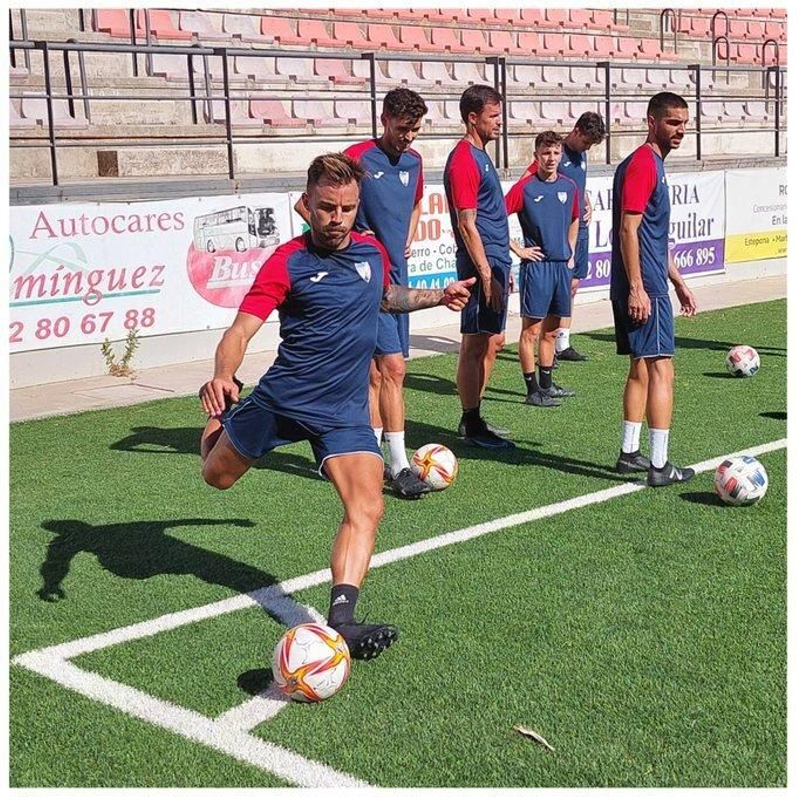 Jaime Isuardi en pleno entrenamiento del CD Estepona. Jaime Isuardi en pleno entrenamiento del CD Estepona.