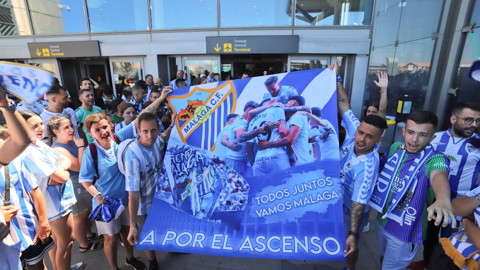 Las fotos de la afición despidiendo al Málaga en el aeropuerto antes de ir a Tarragona