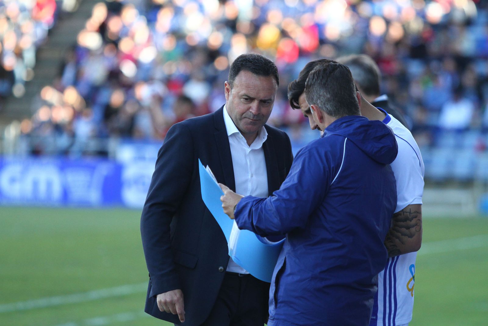 Salmerón prepara un cambio en el Recreativo durante un partido esta temporada.