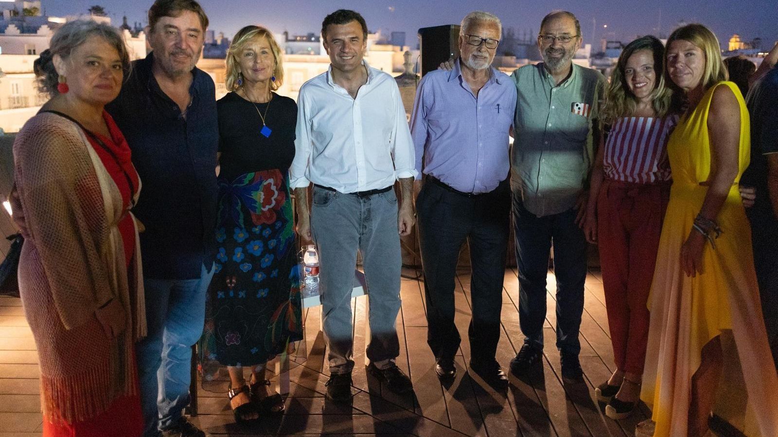 Blanca Flores, Luis García Montero, Cristina Ruiz, el alcalde de Cádiz, Bruno García, Jesús Maeztu, Fernando Santiago y María del Mar Díez. Blanca Flores, Luis García Montero, Cristina Ruiz, el alcalde de Cádiz, Bruno García, Jesús Maeztu, Fernando Santiago y María del Mar Díez.