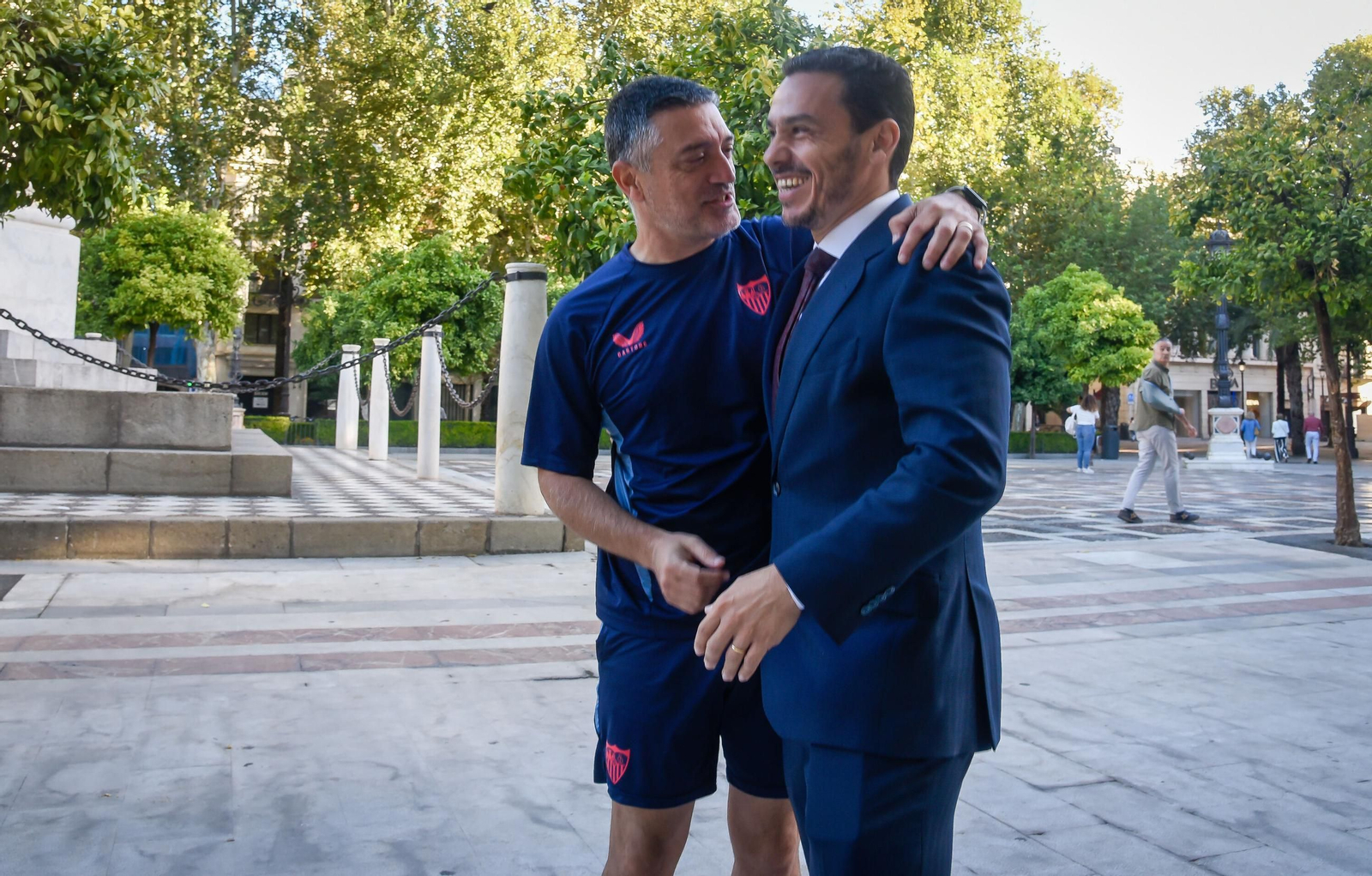 García Pimienta y Del Nido Carrasco, muy sonrientes antes de hacerse la foto oficial con la plantilla.