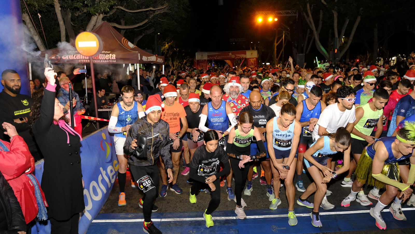 Los corredores salen desde la línea de salida después de que la alcaldesa diera el pistoletazo.