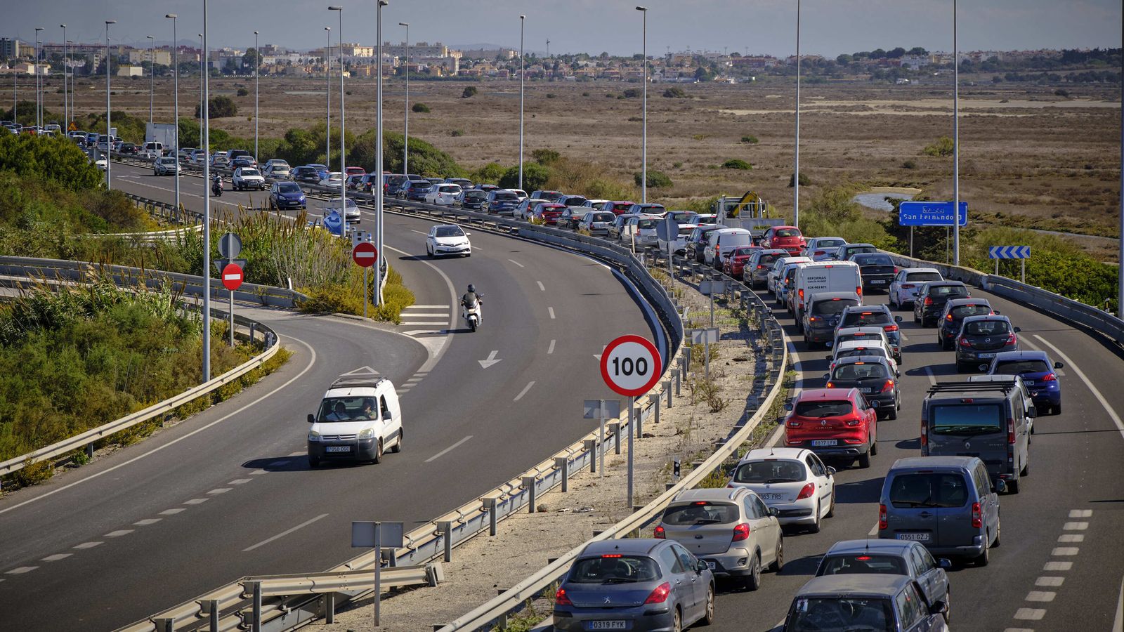 Colas de vehículos, este martes a mediodía.