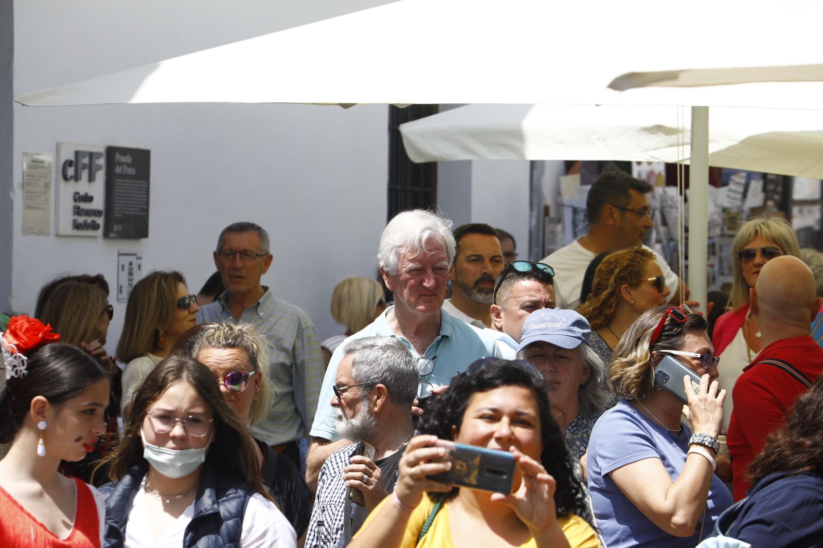Los turistas abarrotan las calles y Las Cruces de Córdoba, en imágenes
