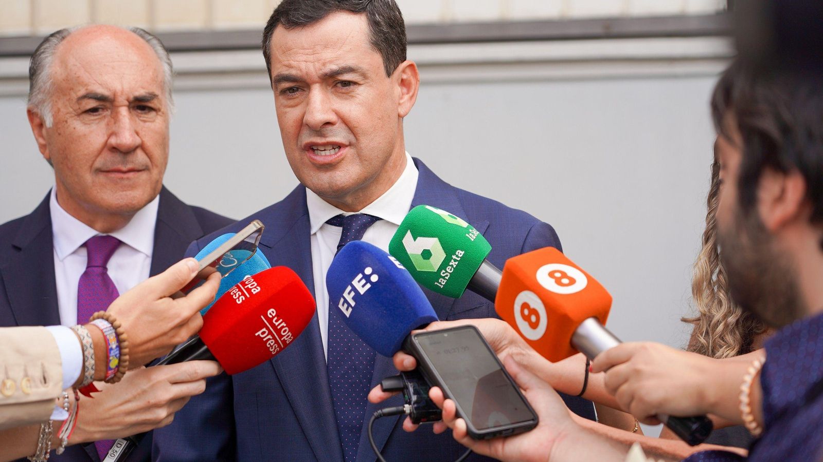 Juanma Moreno y, en segundo plano, José Ignacio Landaluce, en Algeciras.