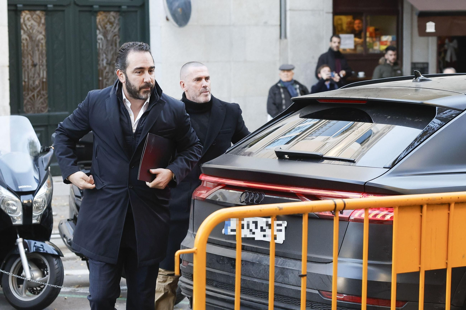 Aldama, con el líder de Desokupa detrás a su llegada al Supremo.