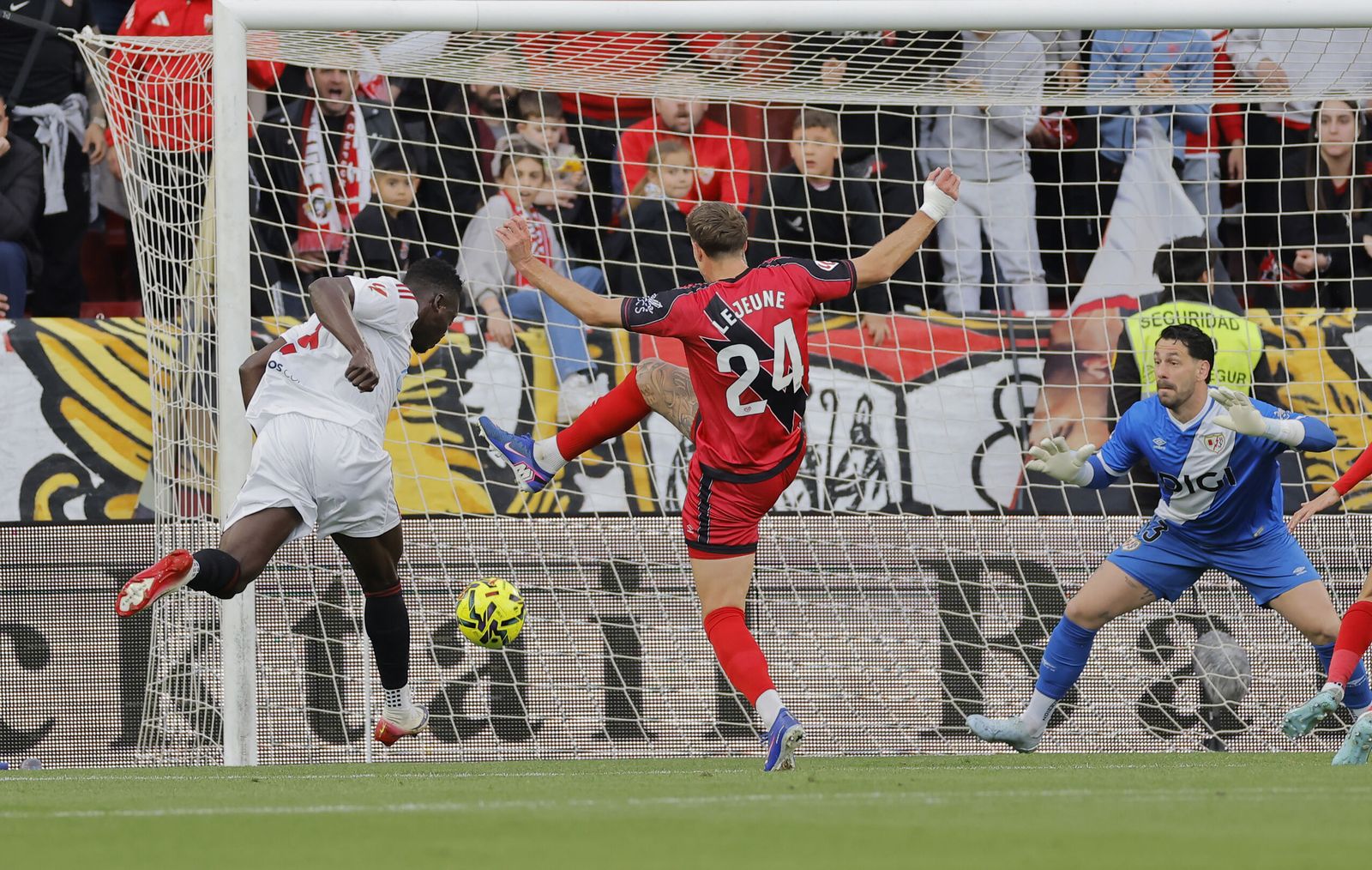 Akor Adams cabecea picado el centro de Azpilicueta para convertir el único gol sevillista.
