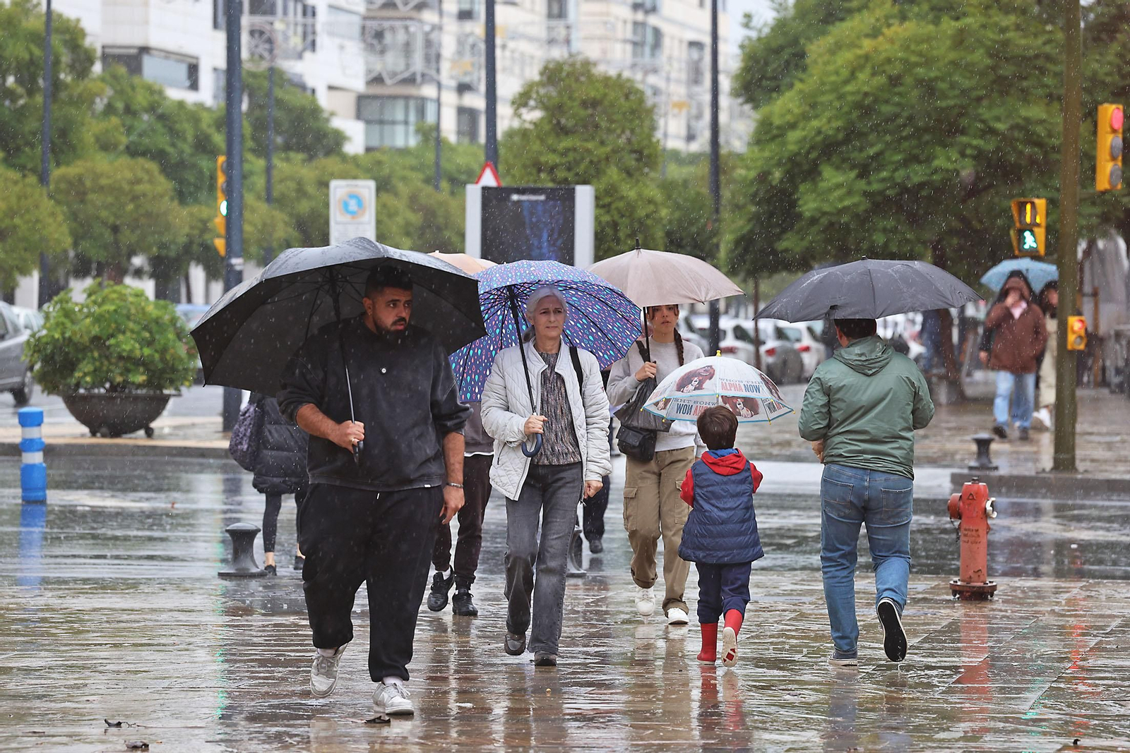 Imágenes de la lluviosa mañana de sábado en Huelva