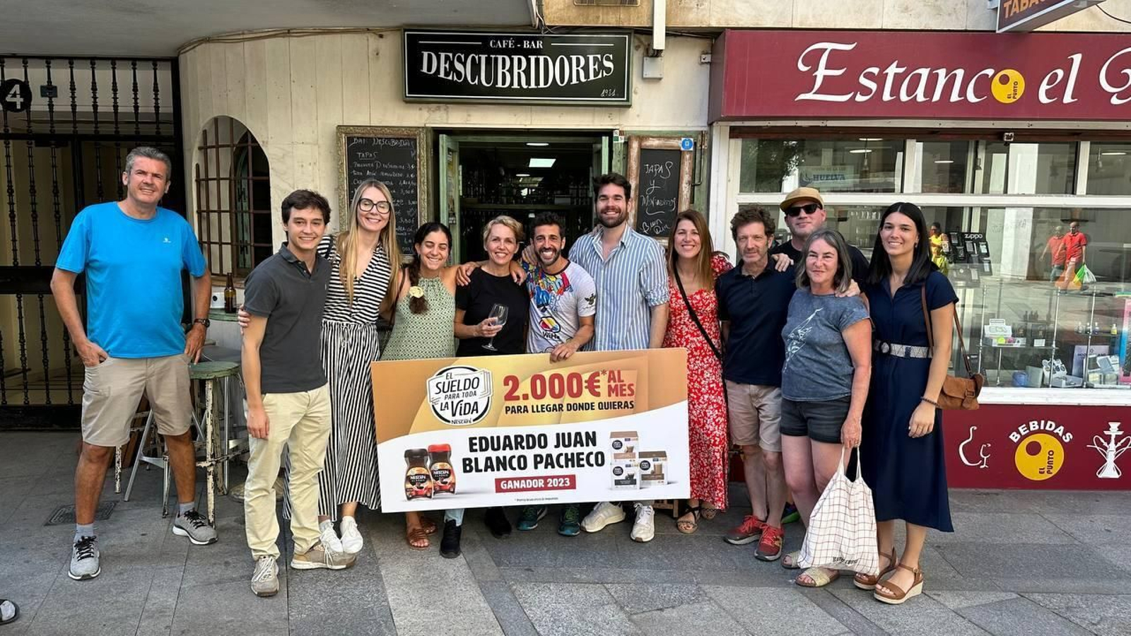 Jesús Calleja entrega el 'Sueldo para toda la vida de Nescafé 2023' en el bar Los Descubridores de Huelva