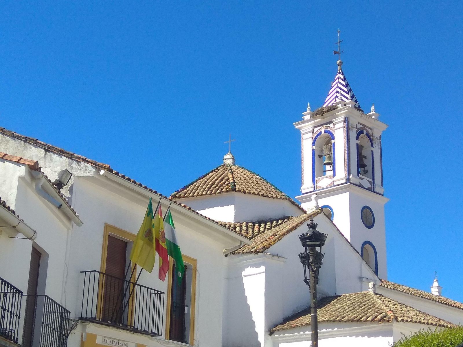 Panorámica del ayuntamiento y la iglesia de Los Marines.