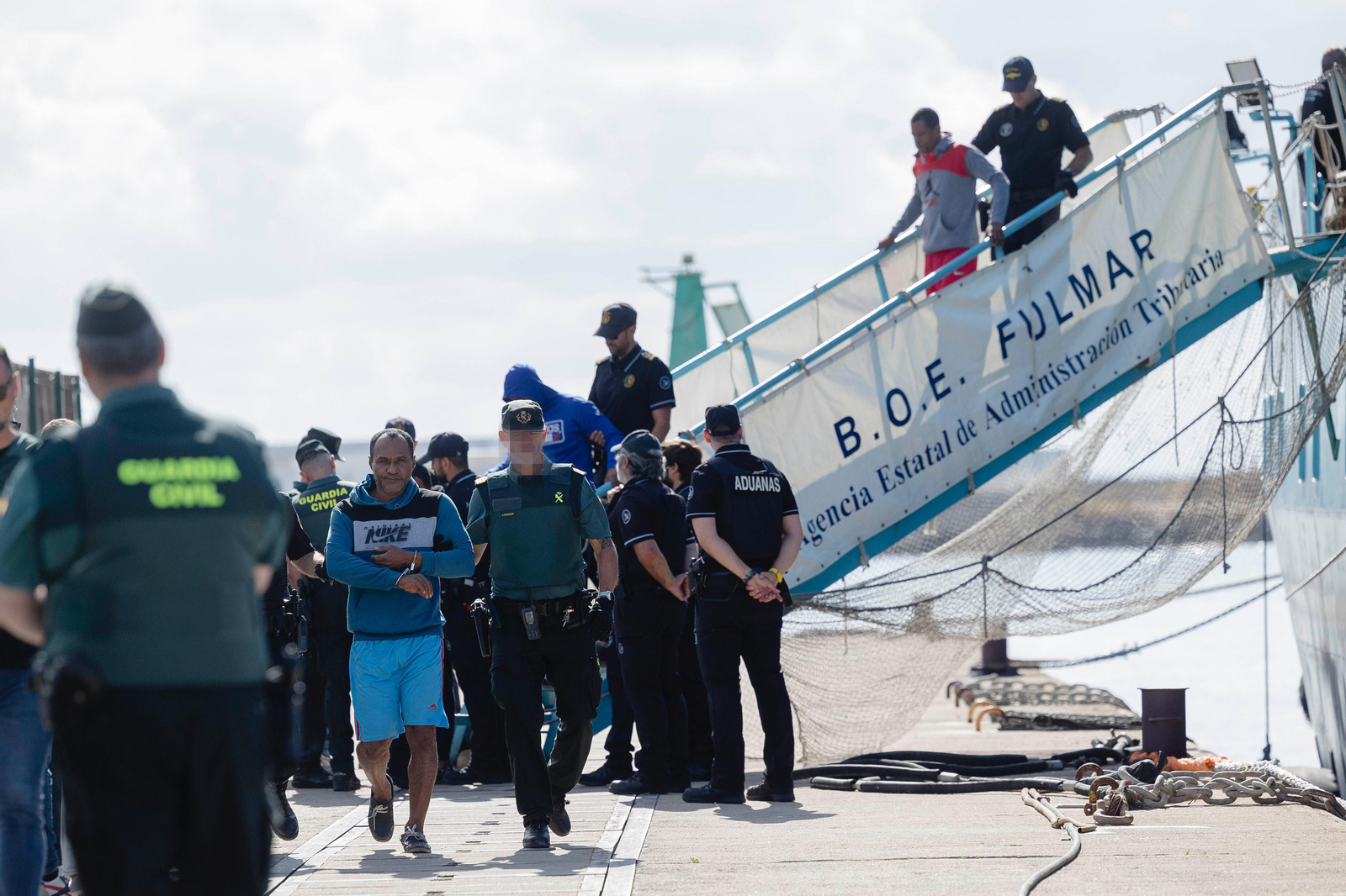 Imágenes de la descarga en el puerto de Cádiz de la cocaína intervenida en el narcosubmarino