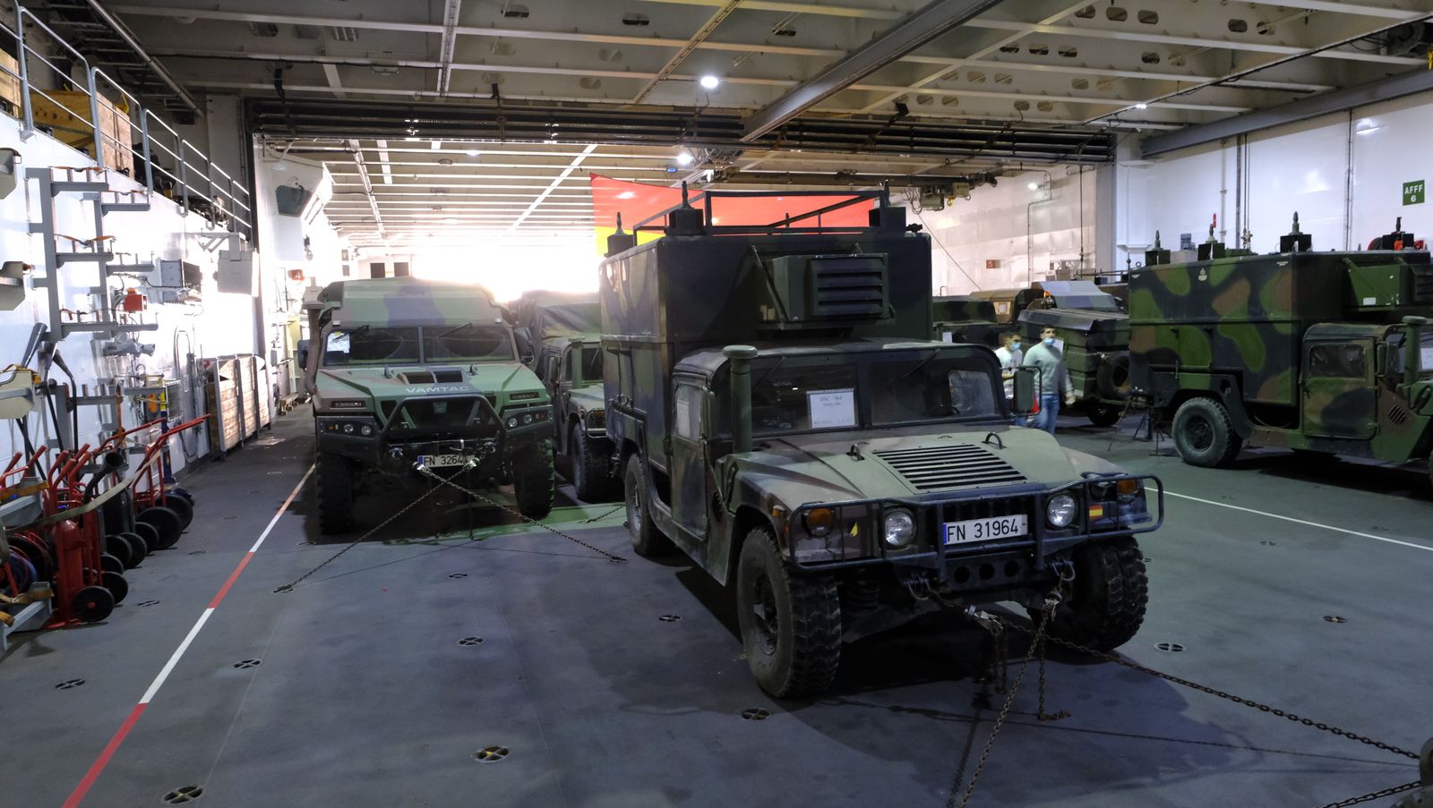 Fotogalería de la visita al portaaviones Juan Carlos I. Puerto de Almería.