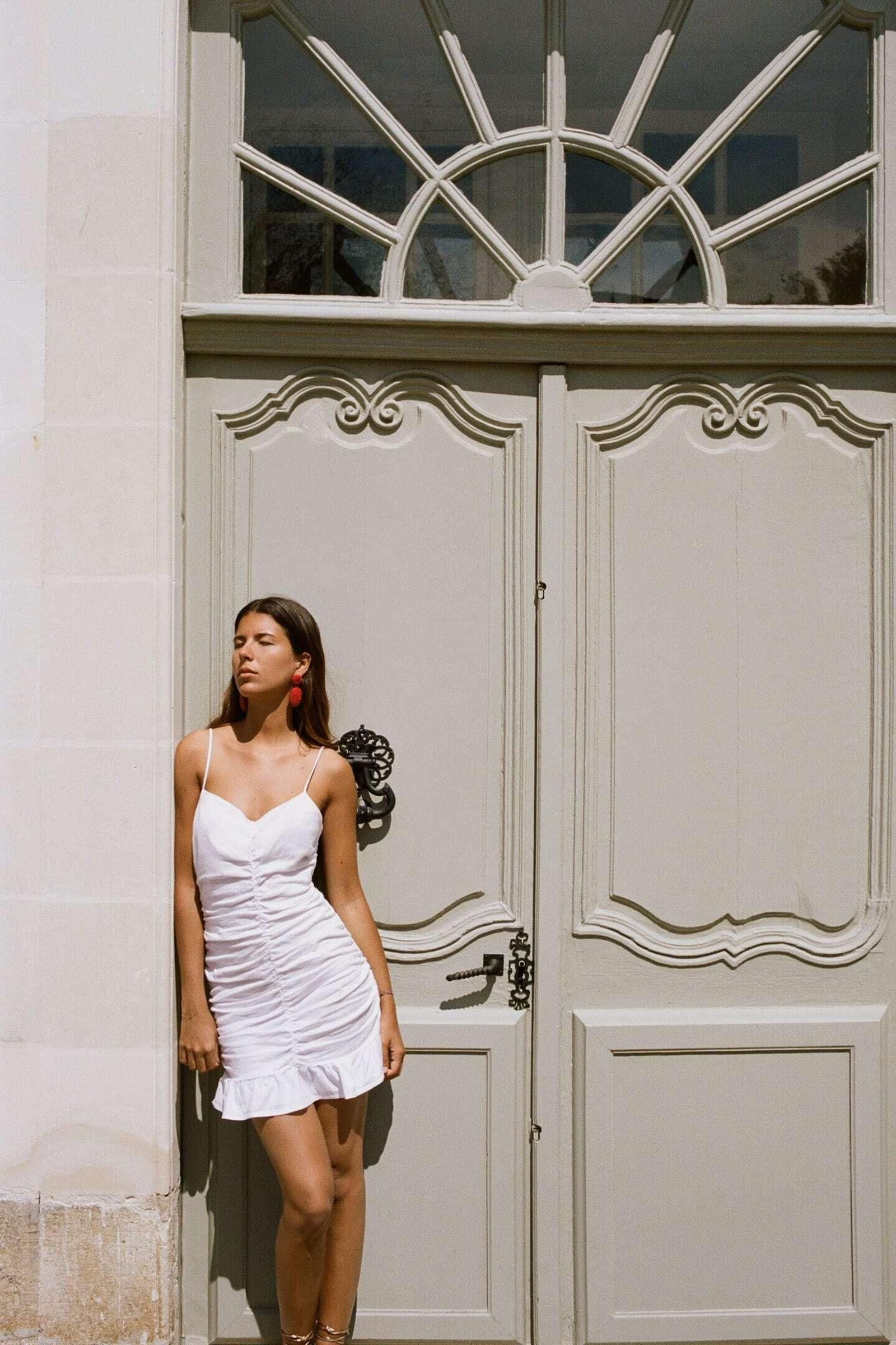 Vestido blanco de tirantas de Zara.