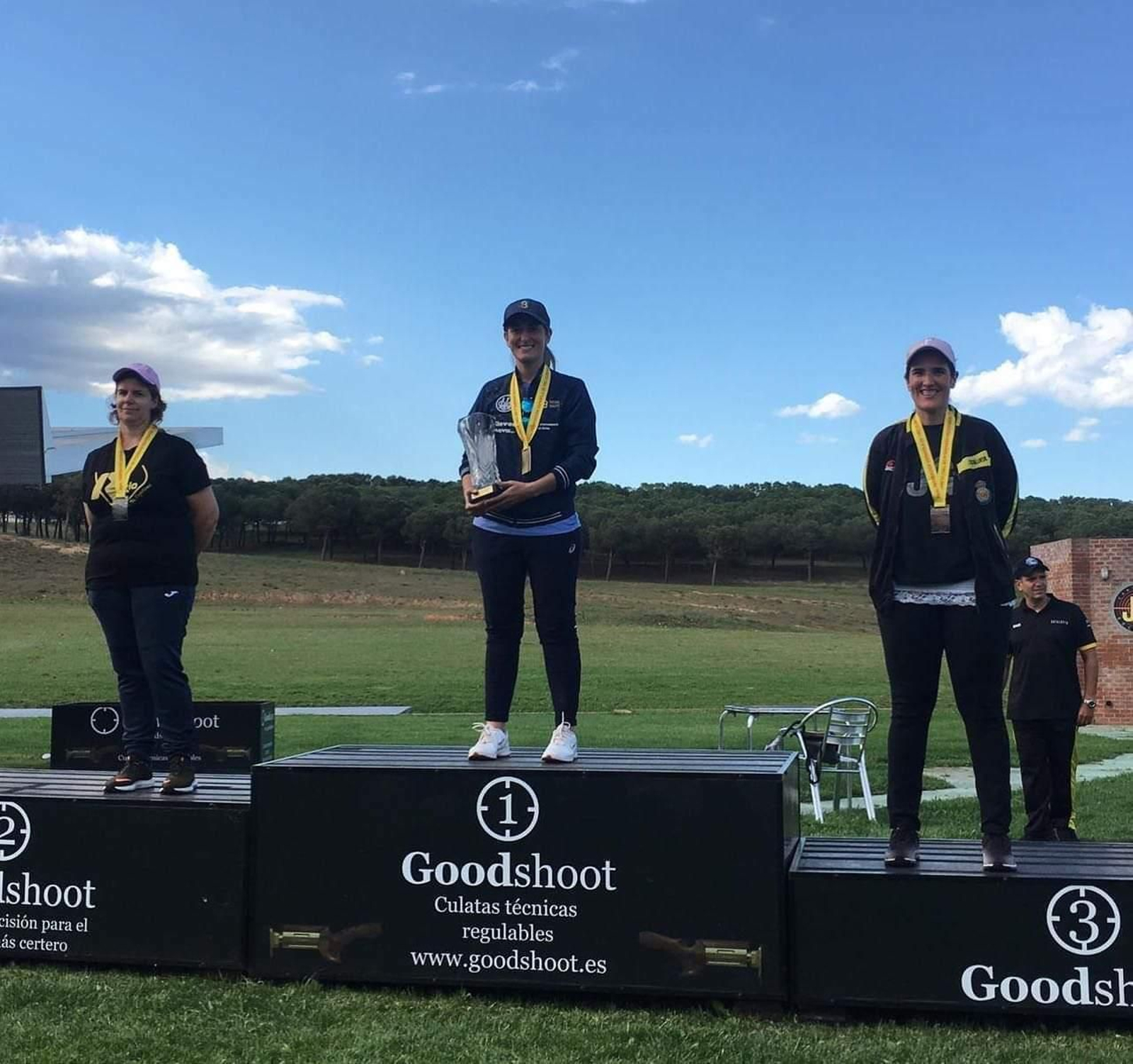 Fátima Gálvez recoge su título de campeona de España de foso olímpico.